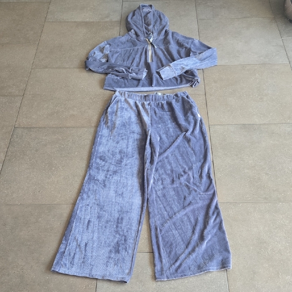 Vuori Women's Blue Velour Wide Leg Pants & Hoodie Set - Picture 2 of 8